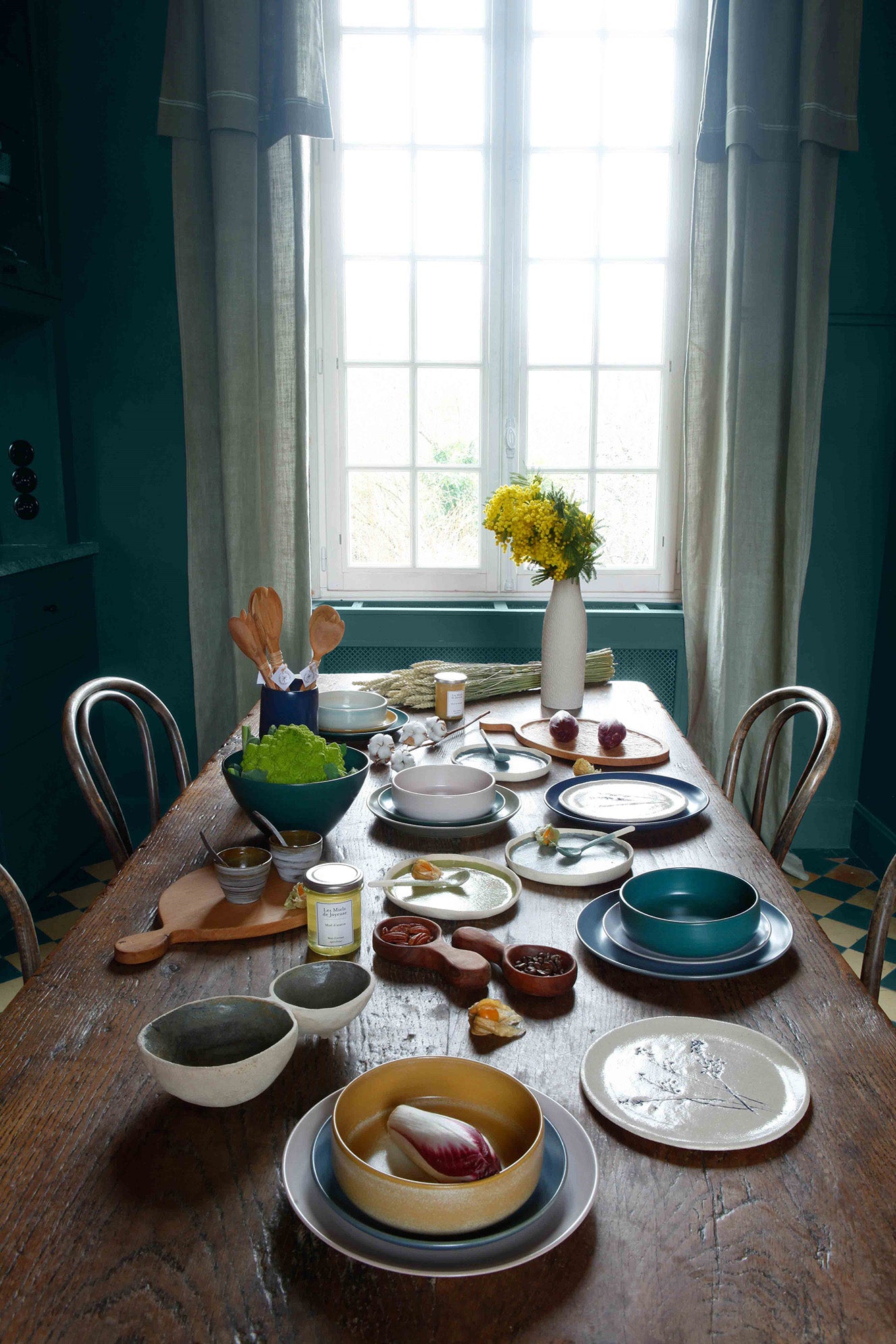 Photo d'ambiance table et vaisselle en bois et céramique artisanale
